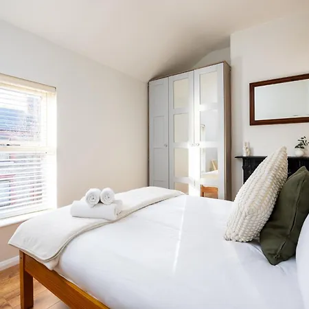 Boho Chic 1br House - 3 Min Walk To Bus Stops *